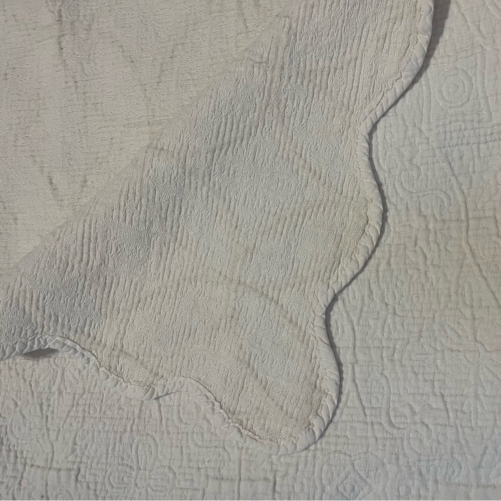 Vintage White/Light Cream Quilt Coverlet 79x87 | Scalloped Edge - Picture 10 of 10